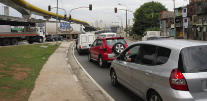 Polícia recomenda que condutores andem sempre com os vidros e portas fechadas e evitem a faixa da esquerda (Ale Vianna/FolhaVP) 1