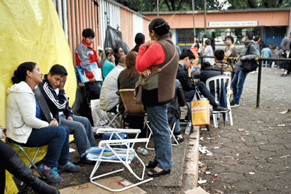 Comerciantes acampados na rua Taquari (Ale Vianna/FolhaVP) 240913 recadastramentofeira