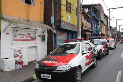 Policiais permaneceram na favela por cerca de duas horas (Ale Vianna/FolhaVP) 8