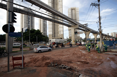 Lamaçal na avenida Anhaia Mello na manhã da terça-feira, dia 11. (Ale Vianna/Folha VP) adutora2