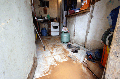 Moradias ainda estavam repletas de sujeira na quarta-feira, dia 28 (Ale Vianna/FolhaVP) agua2