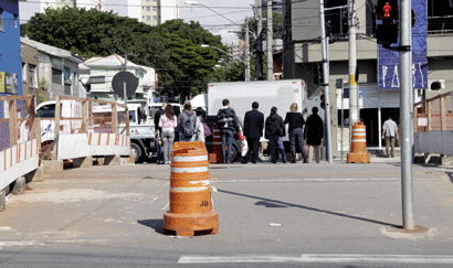Algumas pessoas têm que esperar no canteiro central (Ale Vianna/FolhaVP) anha2