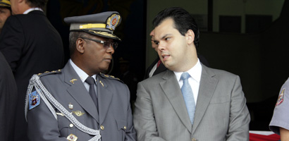 Chefe da Casa Militar Ademir Gervásio Moreira e o secretário estadual do Meio Ambiente Bruno Covas foram homenageados (Ale Vianna/FolhaVP) bombeiros1