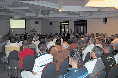 Presentes assistiram video sobre a história do clube (Gerson Rodrigues/FolhaVP) bufalo-4