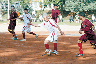 Nheque, 75 anos, conduz a bola em partida festiva contra o Juventus (Ale Vianna/FolhaVP) bufalo-6