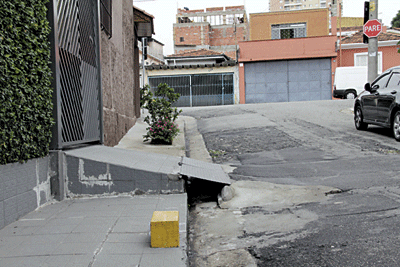 Entrada de garagem gera desnível na calçada da Falchi Gianini (Ale Vianna/FolhaVP) calada-2
