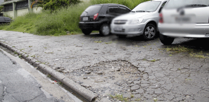 Buracos dificultam passagem de cadeirantes em UBS no Jardim independência (Ale Vianna/FolhaVP) calcadas3