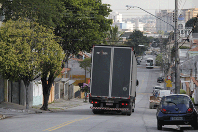 Moradores também reclamam que caminhoneiros passam em alta velocidade (Ale Vianna/FolhaVP) caminhoes1