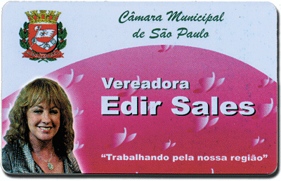 Vereadora distribui cartão de plástico que afirma dar "livre acesso à Câmara" carto