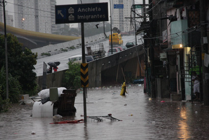 Baixos do viaduto Grande São Paulo foram tomados pela água (Ale Vianna/Folha VP) chuva11
