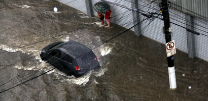 Força d´água na rua José Zappi (Kátia Leite/Folha VP) chuva11