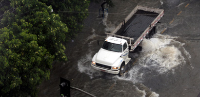 Caminhão enfrenta correnteza da José Zappi (Kátia Leite/Folha VP) chuva12