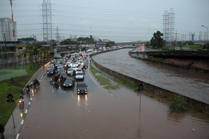 Rio Tamanduateí não suportou o volume de chuva e região entrou em estado de atenção (Ale Vianna/Folha VP) chuva14