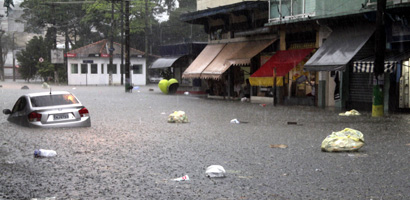 Sacos de lixo boiando na rua Ibitirama (Ale Vianna/Folha VP) chuva3