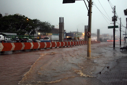 Anhaia Mello enfrenta mais uma temporada de chuva sem ação concreta da Prefeitura (Ale Vianna/Folha VP) chuva4