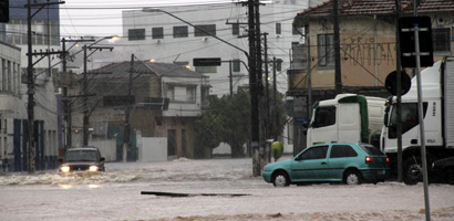 Esquina da Anhaia Mello com a rua Ibitirama (Ale Vianna/Folha VP) chuva4