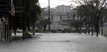 Anhaia Mello com Paes de Barros: intransitável às 15h30 (Ale Vianna/Folha VP) chuva5