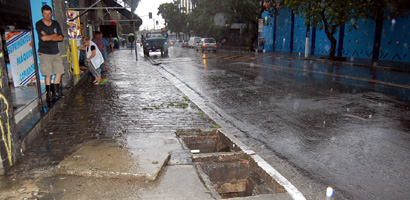 Tampas de boca de lobo foram arrastadas na José Zappi (Kátia Leite/Folha VP) chuva6
