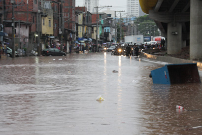 Vila Prudente teve vários pontos de alagamentos intransitáveis (Ale Vianna/Folha VP) chuva7