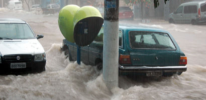 Carros foram arrastados na rua José Zappi (Gerson Rodrigue/Folha VP) chuva8
