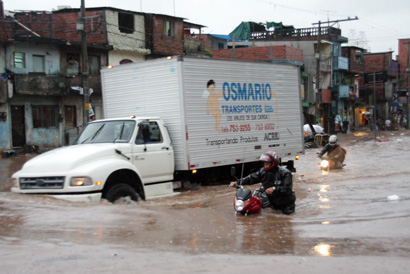 Poucos veículos se arriscaram na inundação (Ale Vianna/Folha VP) chuva9