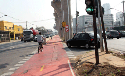 Motorista faz conversão proibida na Anhaia Mello (Kátia Leite / Folha VP) ciclo4