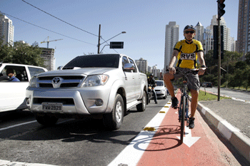 Rogério Valdo Stipkovic diz que ciclovia no canteiro central dá mais segurança (Ale Vianna/FolhaVP) cicloananhaia3