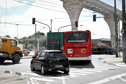 Local não contava com agentes da CET para orientar o trânsito (Ale Vianna/FolhaVP) cruzamento