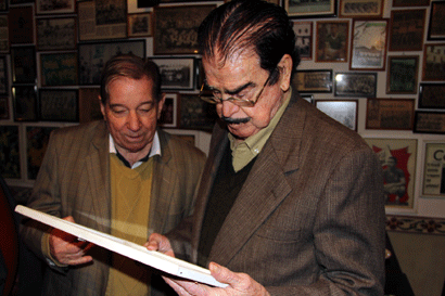 Seu Elídio homenageou Oberdan Catani no ano passado (Arquivo FolhaVP) elidio04
