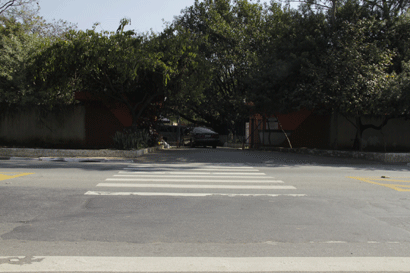 Situação se repete em frente à unidades da própria Prefeitura, como o Clube Escola Vila Alpina (Ale Vianna/FolhaVP) faixa1