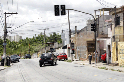 Equipamento com a rua Príncipe da Beira (Ale Vianna/FolhaVP) farol2