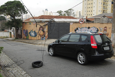 Carro desvia de fiação na Américo Vespucci (Rafael Gonçalo/FolhaVP) fios