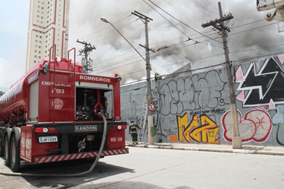 Ao todo, 22 viaturas combateram o fogo (Ale Vianna/FolhaVP) inc1
