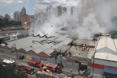 Chamas destruíram 1,6 mil m² do armazém (Ale Vianna/FolhaVP) inc2