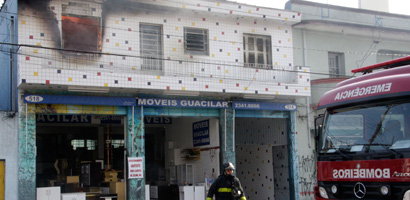 Bombeiros do grupamento Sé atenderam a ocorrência (Ale Vianna/FolhaVP) incendio
