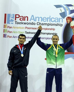 Atleta venceu na final o atual campeão olímpico (à esquerda) Guilherme Perez (Divulgação) lutador3