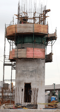 Homens caíram dentro da torre de cerca de sete metros (Ale Vianna/FolhaVP) mono1