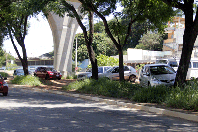 Carros estacionados sob os pilares do monotrilho (Ale Vianna/FolhaVP) mono2