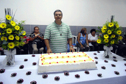 Novo pároco ganhou festa no final da missa solene (Kátia Leite/FolhaVP) padre2