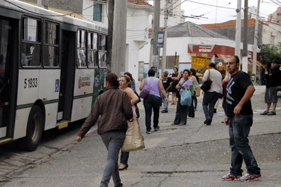 Passageiros se aglomeram em ponto da Ibitirama (Ale Vianna/FolhaVP) ponibus
