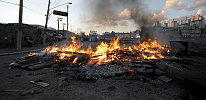 Manifestantes colocaram fogo em barricadas bloqueando o tráfego de veículos (Ale Vianna/FolhaVP) protesto-1