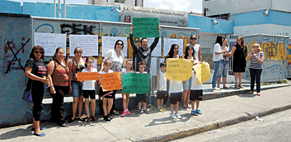 protesto-porta-escola