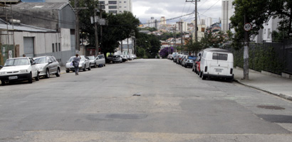 Remendos no asfalto são vistos por toda a avenida (Ale Vianna/FolhavP) recapeamento1