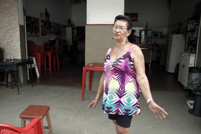 Dona Benedita sofria com o alagamento em seu comércio desde 1973 (Ale Vianna/FolhaVP) submo2