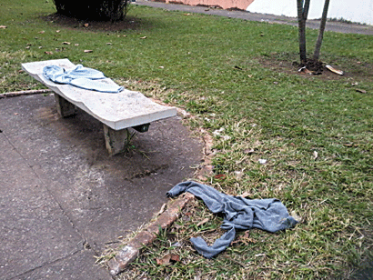 Roupas de moradores de rua espalhadas pelo complexo (Ale Vianna/FolhaVP) submo3