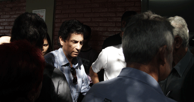 Tinoquinho, que fez dupla com Tinoco desde 1994, chega ao velório do pai (Gerson Rodrigues/FolhaVP) tinoco4