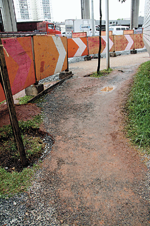 Poças a lamaçal no caminho dos transeuntes (Kátia Leite) travessia-3