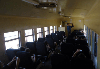 Crianças a bordo do carro de aço da década de 50 (Divulgação) trem2