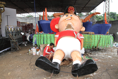 Boneco do Moleque Travesso ficará em um dos carros (Ale Vianna/FolhaVP) uira3