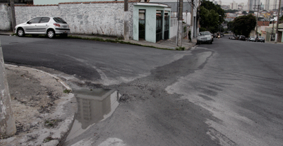 Acúmulo de água na esquina da Alberto Ramos com a Serra do Pereiro (Ale Vianna/FolhaVP) vaza1